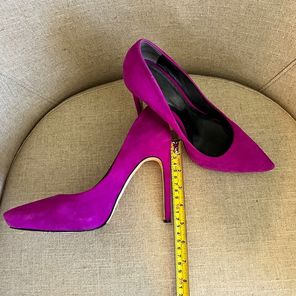 Rachel Roy 'Gardner' 5' high heel pump. 8.5 size Fuchsia suede leather. - Picture 7 of 7